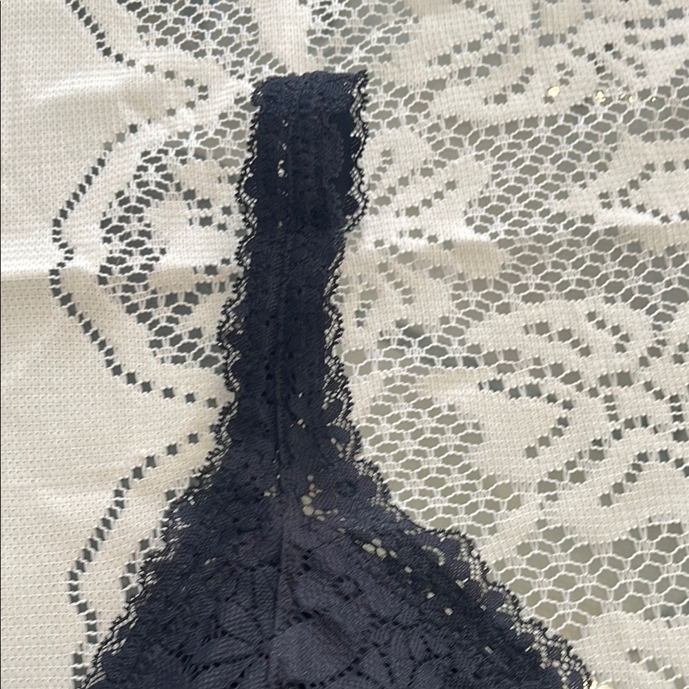 Elegant Black Lace Bralette - Picture 5 of 9